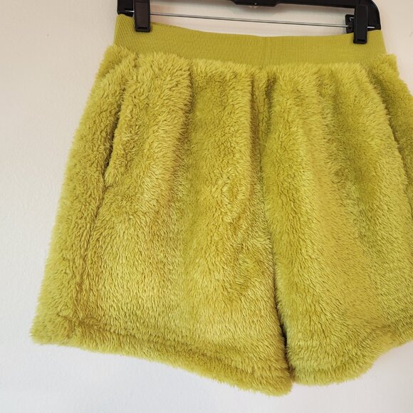 NWT Chartreuse Ugg Camilia Sherpa Shorts Medium - Picture 3 of 14